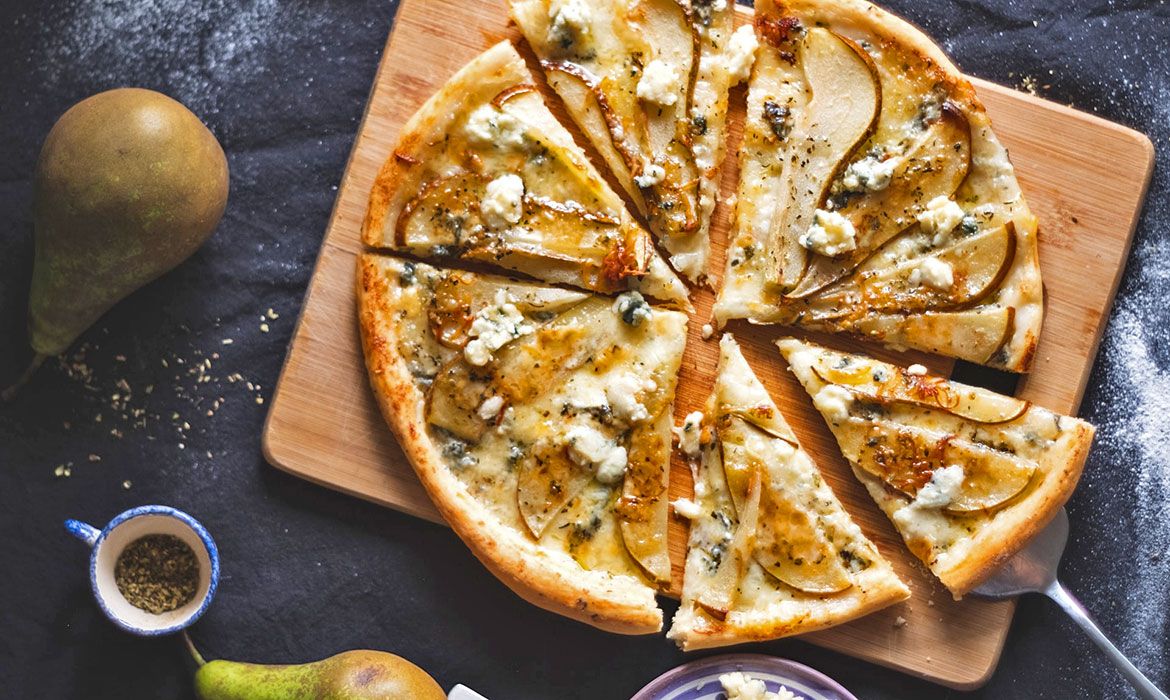 Рецепт: Пица со круша и плаво сирење