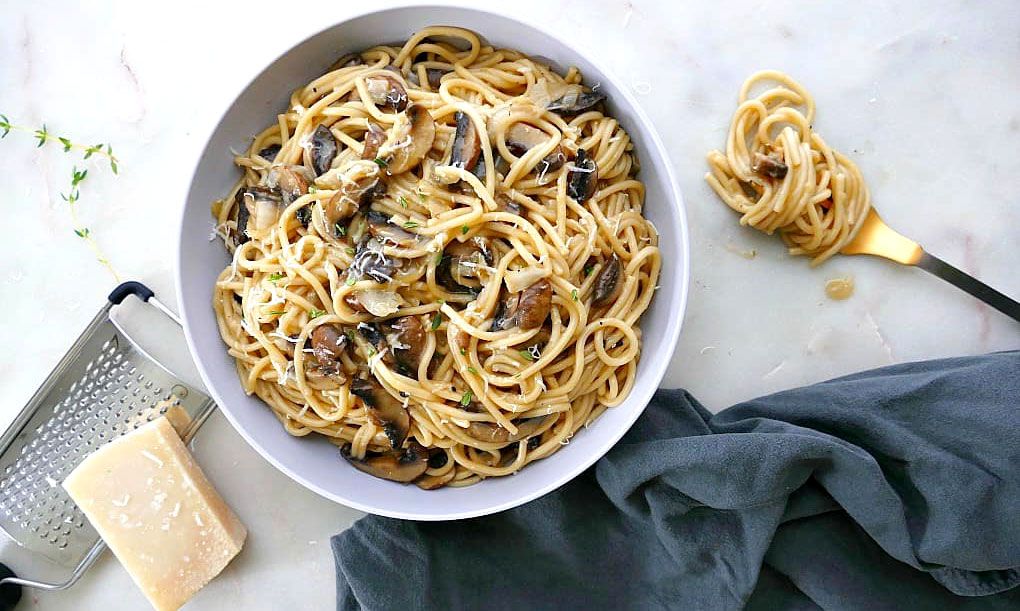 Рецепт: Шпагети со шампињони и лук