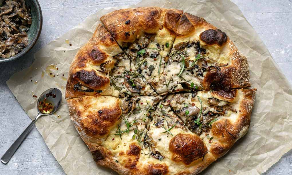Рецепт: Пица со кромид и печурки